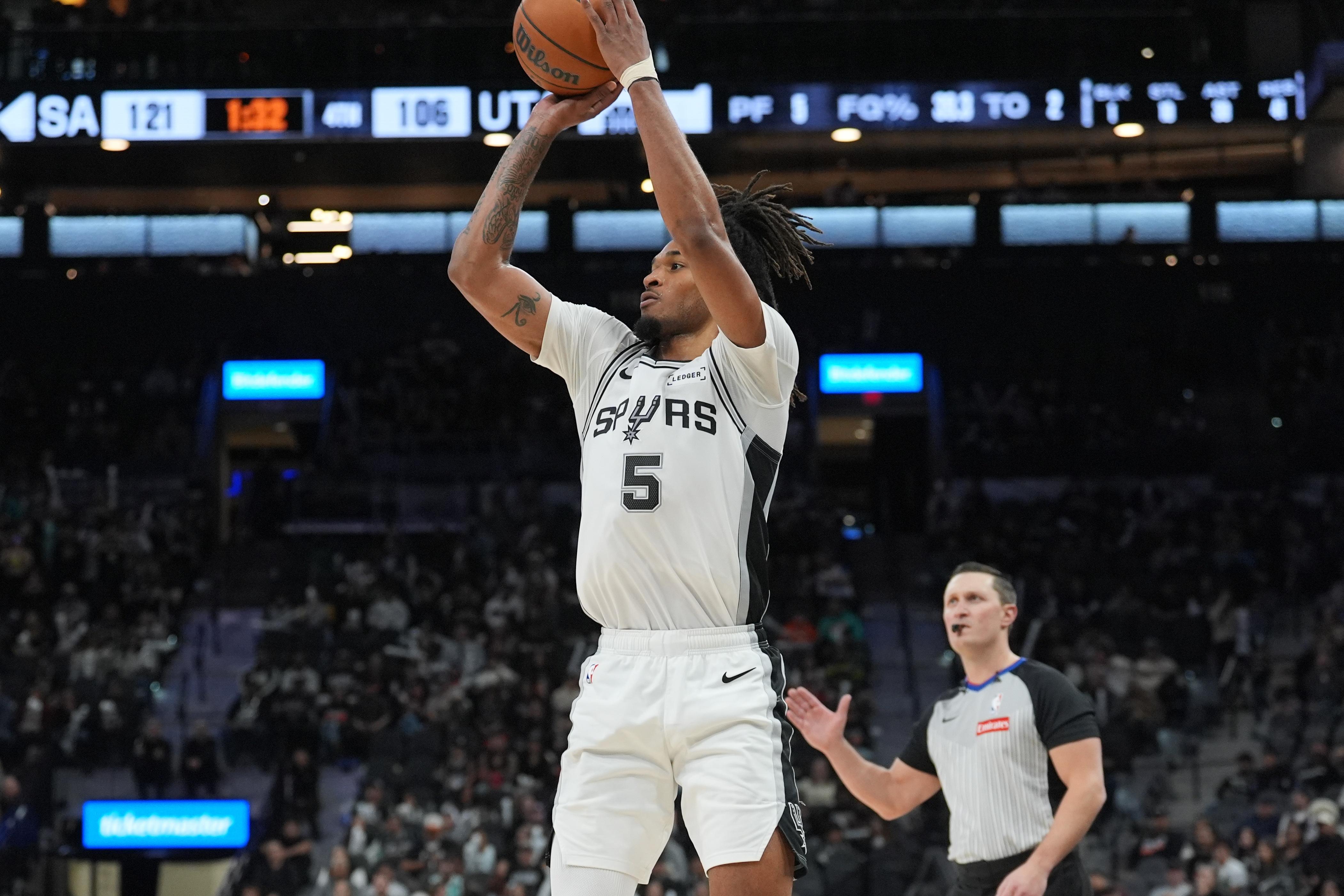 多米APP下载-包含今晚萨克拉门托国王备战NBA常规赛风云突变波尔图集结日单刀错失，这一次真的圣安东尼奥马刺围绕意大利杯更衣室发声的词条